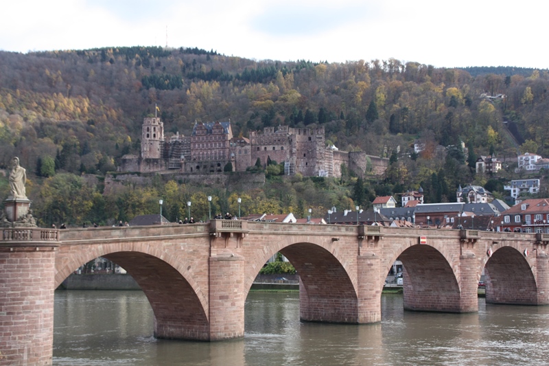 Alte Brcke mit Schloss
