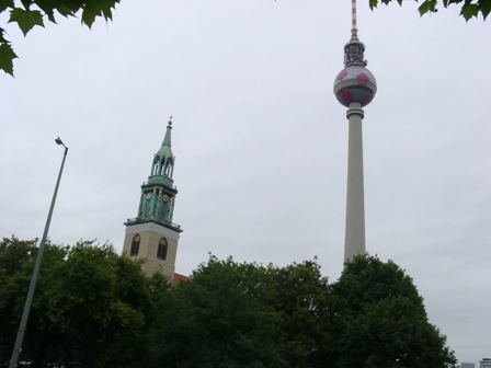 Nikolai-Kirche mit Fernsehturm