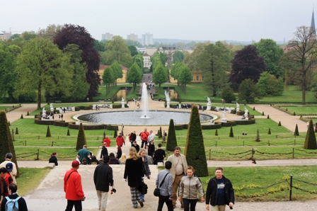 Blick vom Schloss auf den Brunnen