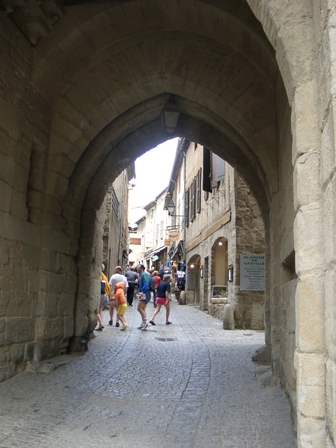 Blick durchs Stadttor