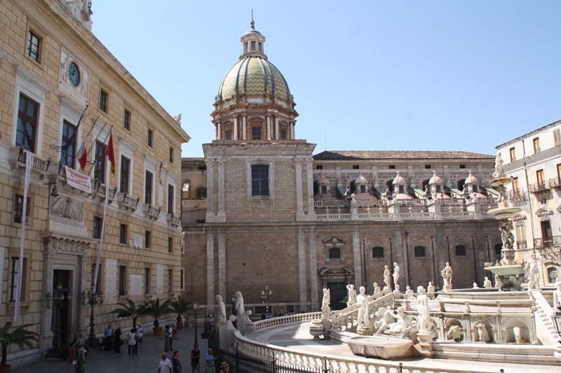 Rathaus, Fonatana Pretoria und San Guiseppe dei Teatini