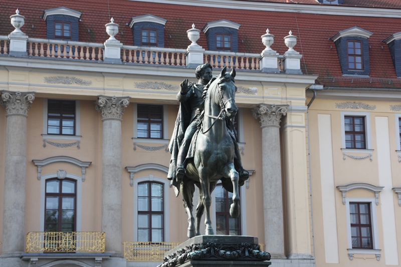 Frstenhaus mit Reiterstandbild von Carl August