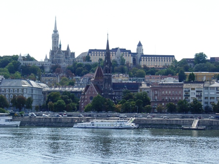 Matthiaskirche und Hilton-Hotel